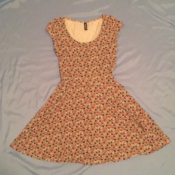 H&M’s Divided Floral Dress. Size 4 US. - Picture 3 of 4